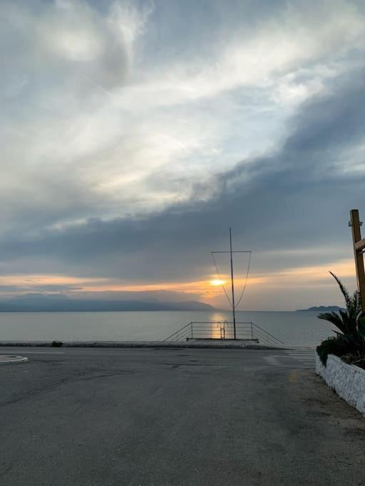 Sea View Apartment "Elise" ลูตรากี ภายนอก รูปภาพ
